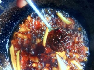 5、#冬季暖心菜#    粱山鸡,加海椒酱炒香。