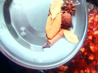 6、#冬季暖心菜#    粱山鸡,加香料小火炒香。