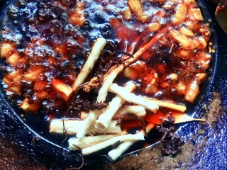 7、#冬季暖心菜#    粱山鸡,加沙参、党参和当归炒一下。