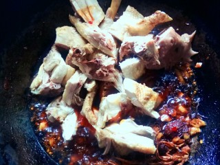 8、#冬季暖心菜#    粱山鸡,倒入去血水的鸡块。