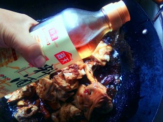 9、#冬季暖心菜#    粱山鸡,沿锅边倒入料酒。