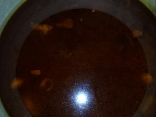 12、#冬季暖心菜#    粱山鸡,倒入焖锅中煮。