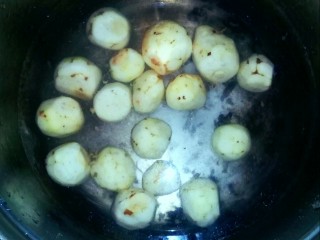 13、#冬季暖心菜#    粱山鸡,将芋圆用清水煮熟。