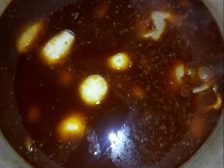 14、#冬季暖心菜#    粱山鸡,将煮熟的芋圆放入焖锅中煮十分钟起锅。