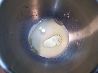 1、玫瑰慕斯蛋糕,色拉油，牛奶在一个无水无油的打蛋盆内搅拌均匀