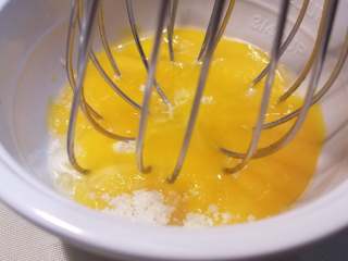 2、玫瑰慕斯蛋糕,白砂糖，蛋黄搅一起打至粘稠发白