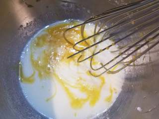 3、玫瑰慕斯蛋糕,前两步骤混合翻拌均匀