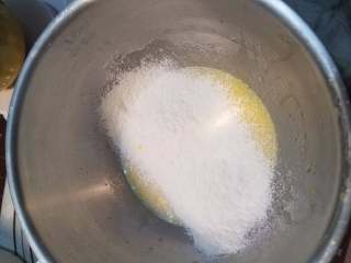 4、玫瑰慕斯蛋糕,加入过筛的低筋面粉搅拌均匀备用