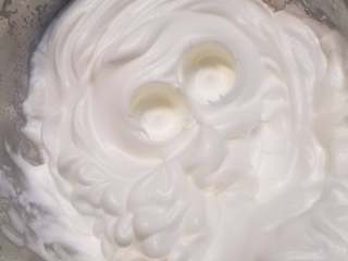 5、玫瑰慕斯蛋糕,蛋白搅打至起泡，分3次加入砂糖，蛋白部分搅打至湿性发泡8成就可以了