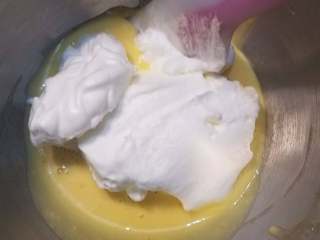 6、玫瑰慕斯蛋糕,把搅打好的蛋白分三次加入蛋黄糊中，翻拌均匀