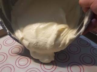 7、玫瑰慕斯蛋糕,然后倒入方形烤盘，摊平，震一下