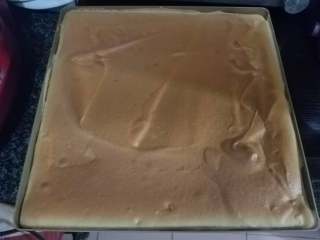 8、玫瑰慕斯蛋糕,再放入150度预热好的烤箱的第三层18分钟就ok了