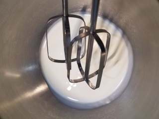 11、玫瑰慕斯蛋糕,淡奶油加入白糖，直接打发至纹路不消失的状态