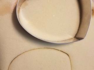 9、玫瑰慕斯蛋糕,烤制好的蛋糕片放凉后，用慕斯圈压出蛋糕底备用