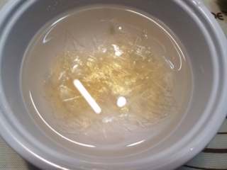 10、玫瑰慕斯蛋糕,吉利丁片用冷水浸泡，然后冷藏备用