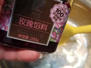 12、玫瑰慕斯蛋糕,然后加入养乐多跟玫瑰酱，拌匀