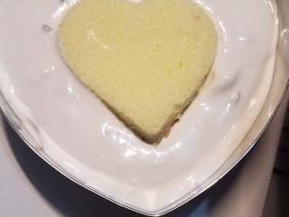 13、玫瑰慕斯蛋糕,在慕斯圈内放入蛋糕底，然后倒入大部分慕斯糊，再压一块小一点的蛋糕片放入慕斯糊内，最后把剩余的慕斯糊倒入，涂抹均匀