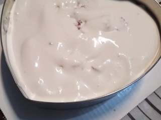 14、玫瑰慕斯蛋糕,把蛋糕放入冰箱冷冻半小时