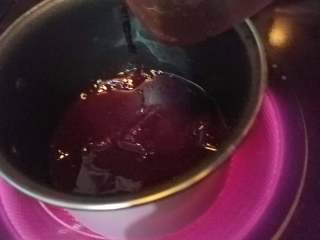 15、玫瑰慕斯蛋糕,冷冻的时候，把水，自制果酱，泡软的吉利丁片，低温加热融合，再放倒一旁放凉备用