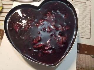 16、玫瑰慕斯蛋糕,取出冷冻好的蛋糕，在最上面倒入装饰层，然后再次放入冰箱冷冻定型