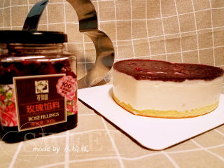 17、玫瑰慕斯蛋糕,蛋糕凝固后取出，用电吹风的热风吹一下慕斯圈，轻松脱模，再次放入冰箱冷藏隔夜