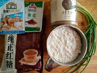 1、古早味麻酱红糖花卷&椒盐葱香花卷,准备食材。