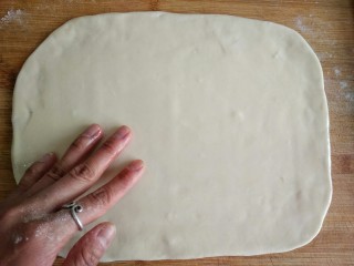 7、古早味麻酱红糖花卷&椒盐葱香花卷,在上面抹一层薄油。