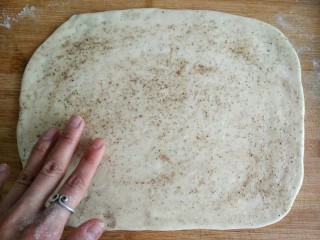 8、古早味麻酱红糖花卷&椒盐葱香花卷,再均匀撒一层椒盐。