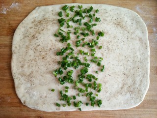 9、古早味麻酱红糖花卷&椒盐葱香花卷,在中间三分之一处均匀撒一排葱绿（用碗中1/2葱绿）