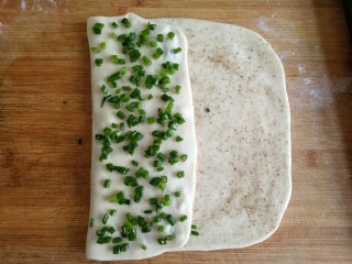 11、古早味麻酱红糖花卷&椒盐葱香花卷,然后在上面均匀撒上剩下1/2的葱绿。