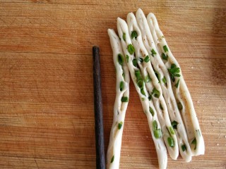 16、古早味麻酱红糖花卷&椒盐葱香花卷,宽度如筷子即可。