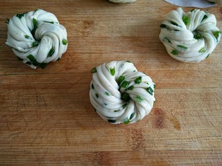 21、古早味麻酱红糖花卷&椒盐葱香花卷,成品上稍微噴点水防干，室温醒发30-40分钟。