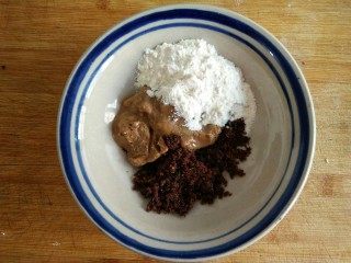 23、古早味麻酱红糖花卷&椒盐葱香花卷,红糖，麻酱，面粉按1:1:1的比例调麻酱红糖馅，（加入面粉是为了蒸制过程中红糖不流，以免影响腌制）