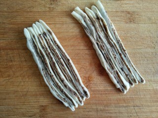 25、古早味麻酱红糖花卷&椒盐葱香花卷,将馅料填入面饼中，方法同椒盐葱香花卷。