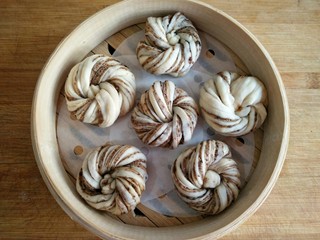 28、古早味麻酱红糖花卷&椒盐葱香花卷,上锅隔水大火，开锅后蒸8分钟焖2分钟即可。