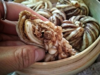 31、古早味麻酱红糖花卷&椒盐葱香花卷,蒸熟后迫不及待趁热吃，麻酱红糖花卷就是网红脏脏包的鼻祖啊！