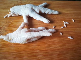 2、柠香泡椒凤爪,鸡爪用厨房剪剪去指甲。