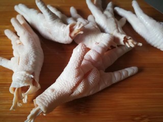 3、柠香泡椒凤爪,鸡爪用刀轻轻划开，方便入味～