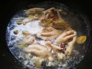 4、柠香泡椒凤爪,鸡爪冷水下锅，加入香叶、八角和桂皮。