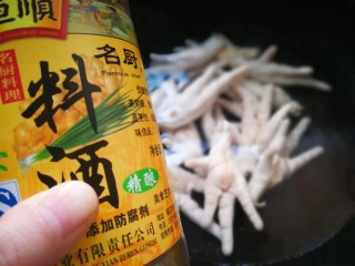 5、柠香泡椒凤爪,加入料酒去腥～