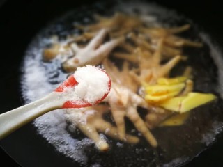 6、柠香泡椒凤爪,加入生姜和一茶匙盐，大火烧开。