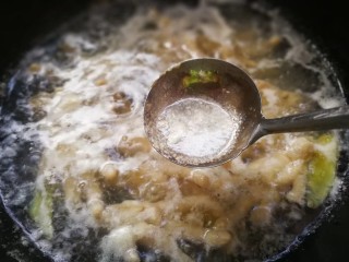 7、柠香泡椒凤爪,撇去浮沫，大火煮10分钟左右就熟了，不要煮太久否则鸡皮容易煮烂。