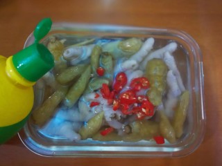 11、柠香泡椒凤爪,加入切好的红色小米椒和柠檬汁。