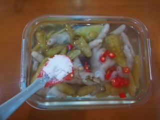 12、柠香泡椒凤爪,最后加入1茶匙盐拌匀。