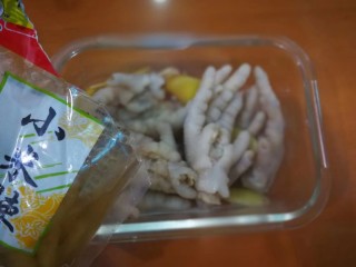 9、柠香泡椒凤爪,浸泡好的鸡爪放入玻璃保鲜盒，加入一袋泡水小米料，连同泡椒水一起倒入。