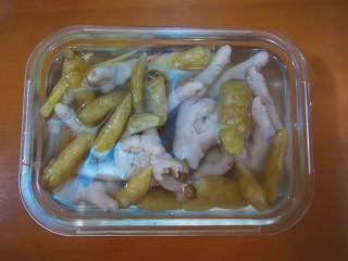 10、柠香泡椒凤爪,再次加入凉白开没过鸡爪。