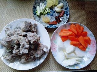 9、胡萝卜小排汤,调料准备好，所以食材准备好了。