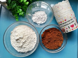 1、红糖发糕,食材准备:面粉200克、泡打粉4克、红糖80克、开水160克