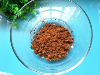 2、红糖发糕,红糖倒入一个大的干净的容器