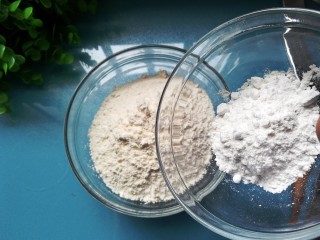 4、红糖发糕,泡打粉倒进面粉里搅拌均匀
